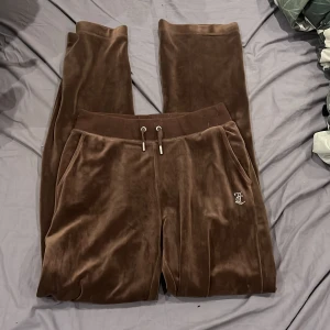 Juicy byxor - Jag säljer mina bruna juicy byxor som det står juicy bak på. Dom sitter jätte fint!