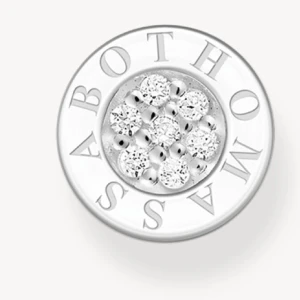 Stiftörhängen classic pavé vit från Thomas Sabo - Säljer ett par  stiftörhängen från Thomas Sabo i silverfärg med gnistrande vita stenar i pavéinfattning. Runt stenarna finns märkets logga ingraverad. Perfekta för att ge en stilren touch till din look. Helt nya och oanvända. Ny pris: 749. Ge prisförslag eller köp direkt 
