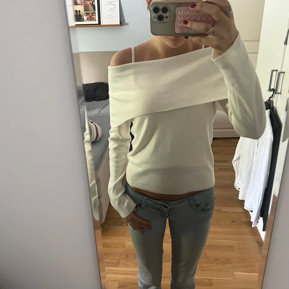 Vit offshoulder stickad tröja - 1