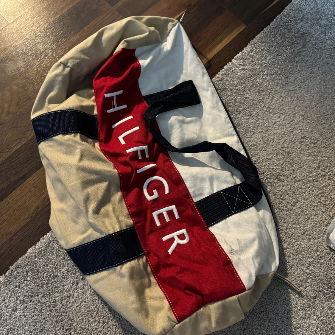 Beige och röd weekendbag från Tommy Hilfiger