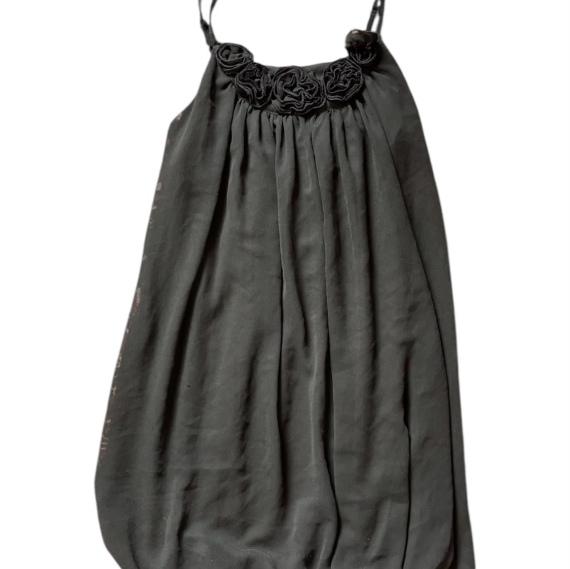 Svart kortklänning med rosdetaljer - 3