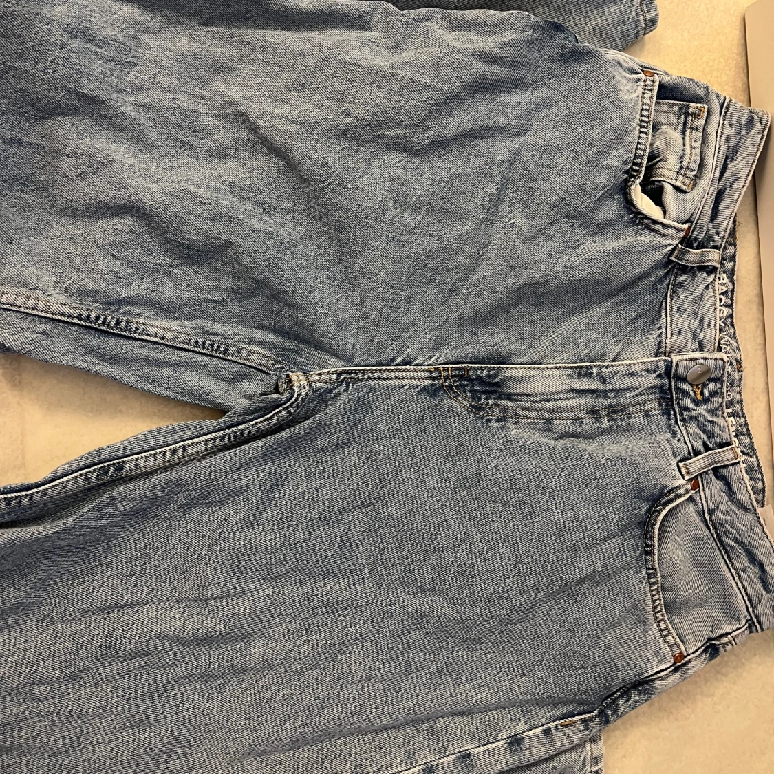 Baggy ljusblå jeans från Never Denim - 2