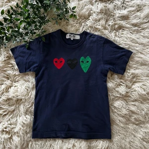 Cdg t shirt - Tjena! Säljer nu denna cdg t shirt i storlek S. Nypris 1099kr. Passar för som är runt 170 cm lång. Mått: Längd: 61 cm. Bredd:  41 cm. Skriv vid frågor och funderingar🙌