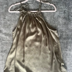 Halterneck topp - Säljer denna jättefina halterneck topp med knytning vid axlarna i en khakigrön färg!☺️storlek xs-s 