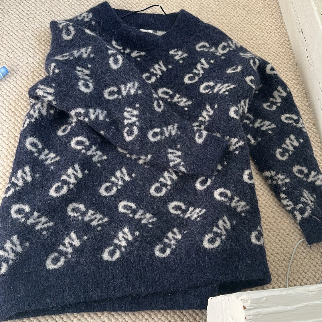 Mörkblå stickad tröja från Carin Wester