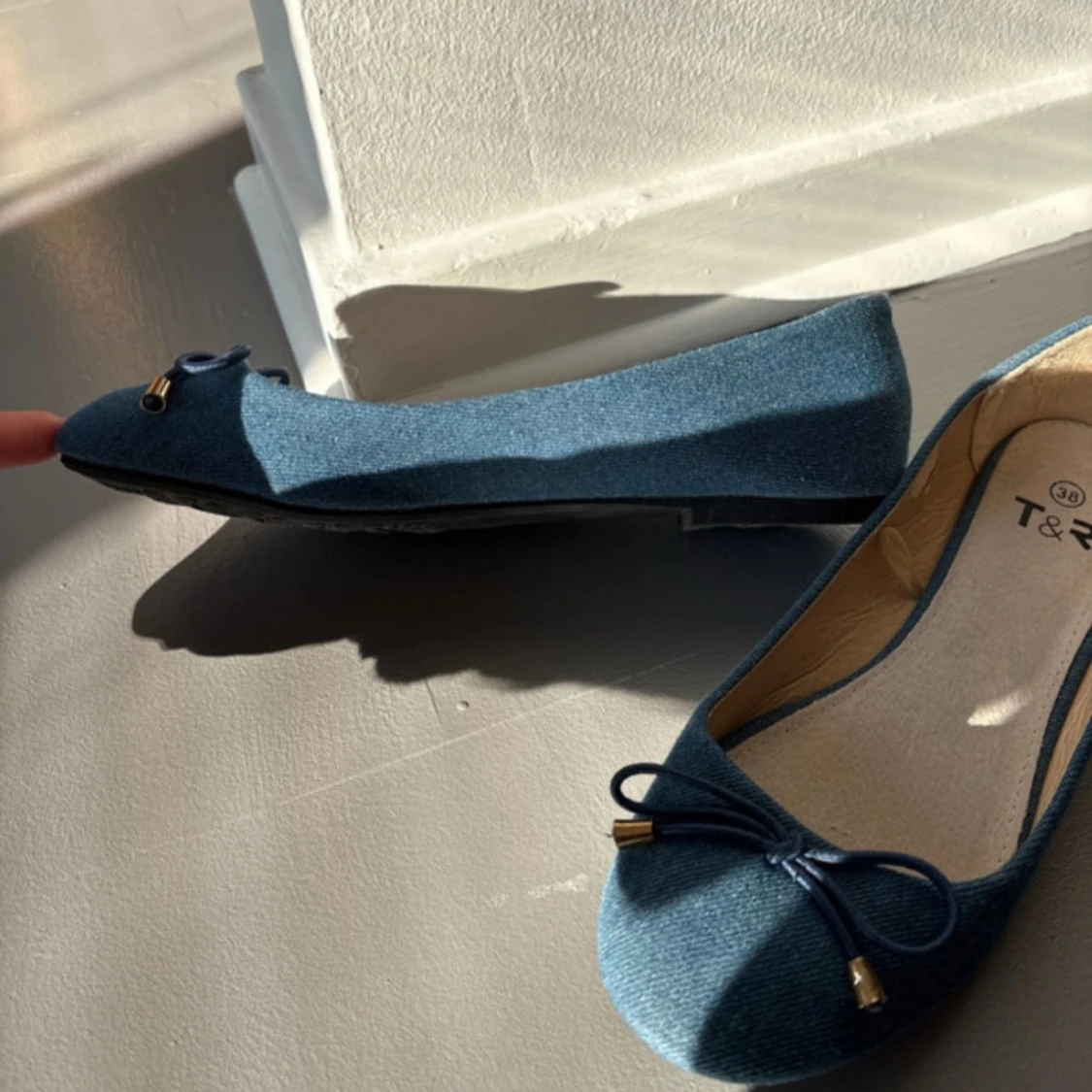 Blå ballerinaskor med rosett från T&R - 3