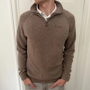 BONDELID - HALFZIP - Stickad halfzip från Bondelid i storlek Medium - Skick 6/10 - Nypris: 1000 säljer för: 299 - Modellen är 185 och brukar bära Medium.