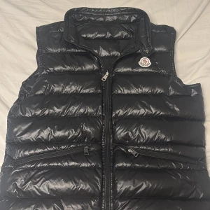 moncler gui väst - säljer min moncler gui väst i storlek 2 då den inte används längre. Skulle säga att skicket är bra. självfallet äkta. bara höra av dig om du har någon fundering