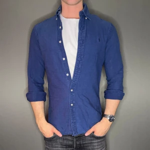 Ralph lauren skjorta - Hej säljer nu min fina Ralph lauren skjorta i storlek S. Den är i nyskick och kommer vara otroligt snygg nu i vår och framåt sommaren. Nypris cirka 1600kr! Vi kommer att sälja liknande produkter nu i vår och närmare sommar så glöm inte följa profilen!🌊🍾