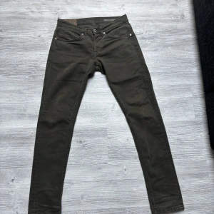Dondup jeans - Riktigt snygga Dondup George i en snygg och ovanlig färg, dom är i nyskick och har inte används mycket. Hör gärna av dig om det är något du funderar över. Leon