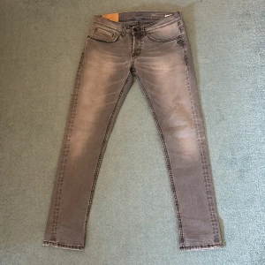 Grå skinny jeans från George - Säljer ett par grå skinny jeans från dondup. Jeansen har en smal passform och normal midja, perfekta till vardagslooken. Märkt med storlek w31. Köpte begagnade men har inte använt såpass mycket 