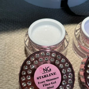 Nagelgel STARLINE 30ml i olika färger - Säljer fyra burkar STARLINE nagelgel från NG Nagelgiganten, 30ml vardera. Färger: Ivory Shimmer typ full 70 kr, Clear typ full 70kr, Frosted Pink halva kvar 50 kr och Nude Cover lite kvar 30kr