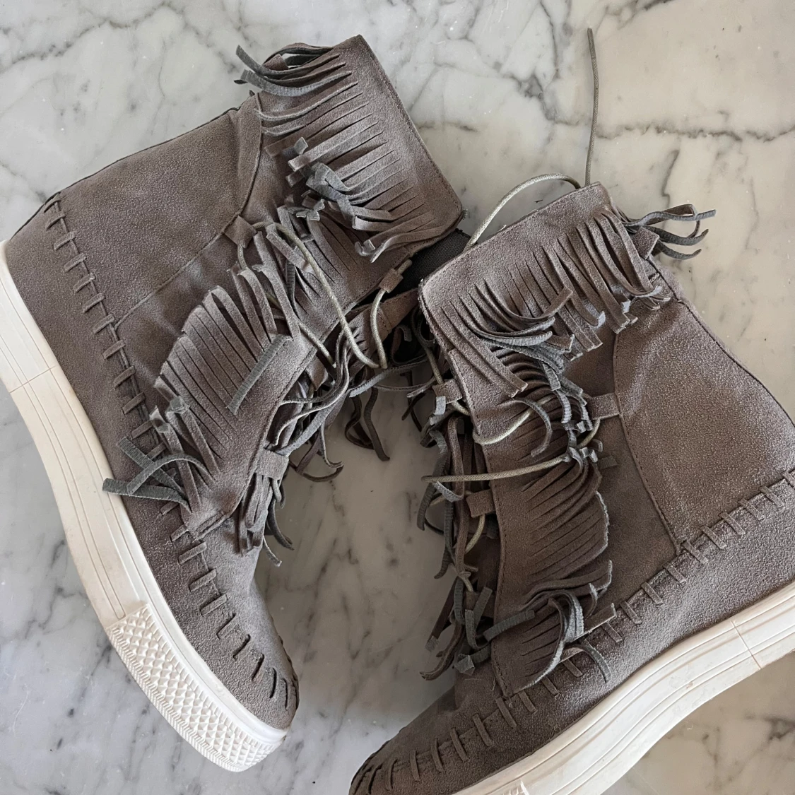 Grå mockaboots med fransar