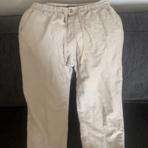 Beiga linnebyxor med snörning - Säljer ett par beiga linnebyxor från pull & bear 