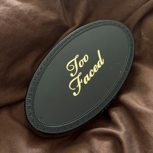 Too Faced Born this way highligther palette medium - Endast använd ett fåtal gånger! Väldigt fin highligther palett ifrån too faced, deras born this way kollektion.