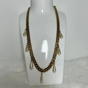 Handgjort Maria Nilsdotter liknande halsband / Kedjehalsband med pärlor  - Handgjort kedjehalsband. Kedjan är 7mm bred och 45cm lång. Allt i rostfritt stål förutom pärlorna. Fast pris satt efter materialkostnader och tillverkning. Kör gärna via köp nu. Snabb leverans. 