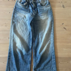 Blå baggy/wide leg jeans från h&m - Jätte snygga jeans från h&m i storlek 164/13-14 år men passar även XS! De ser nästan helt nya ut och sitter jätte snyggt! Tyvärr är de för små för mig 😔🫶🏻