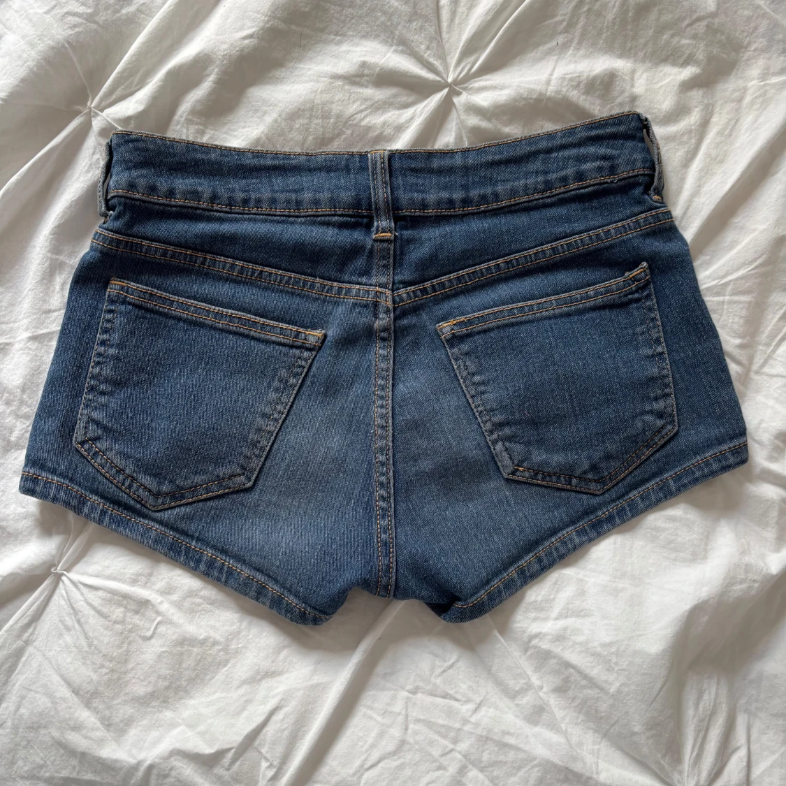 Blå jeansshorts från H&M - 1