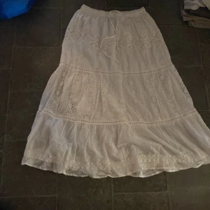 Vit långkjol med broderade detaljer - Vit långkjol från Me 2 Magic. Står ingen storlek på lappen men passar mig som vanligtvis brukar ha xs-s