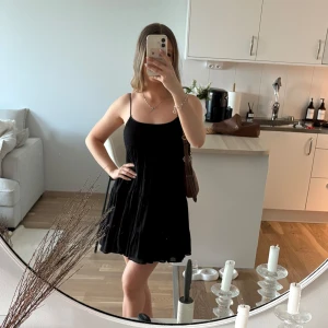 Klänning från Zara - Så fin klänning från Zara! Sytt till bandet lite men det är inget som syns eller märks alls 🥰