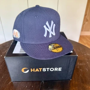 New era fitted keps  - Tja säljer just nu den här feta kepsen, kepsen är helt ny endast testad. Ny pris ca 600kr med patch. Storlek 58.8