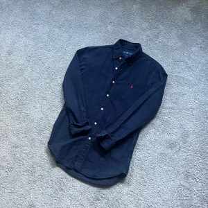 Ralph Lauren skjorta - Tja, säljer denna riktigt snygga Ralph Lauren skjorta till ett bra pris 🏆 Köpt ny i butik, använts ett fåtal gånger. Inga hål eller fläckar (Riktigt bra skick). Nypris ca 2000kr. Frågor? Hör av dig 🤙 Pris är självklart diskuterbart😉