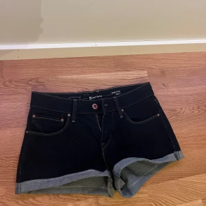 Svarta jeansshorts från Levi's - Jätte snygga jeansshorts från Levis aldrig använda endast testade, storlek xs/s