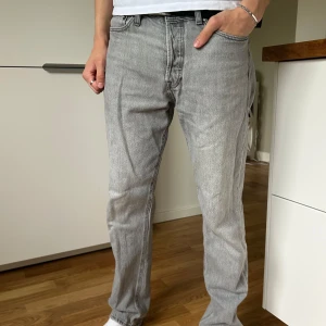 Jack & Jones Chris Jeans - Säljer dessa Jack & Jones Chris jeans – rak passform i färgen grå. Jeansen har klassisk design med fem fickor och knappgylf. Ordinarie pris: 599 kr