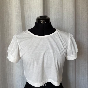 Crop top - Croppad tshirt med smått puffade armar. Skriv gärna vid intresse, då jag donerar det mesta som inte blir sålt 🌸