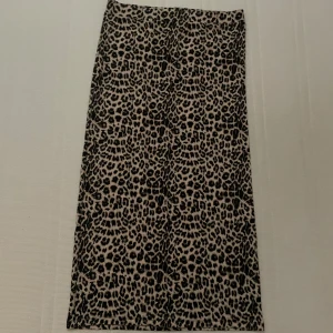 Leopard kjol - En leopard kjol från lager 157. Alldrig andvänd. Säljer för att jag tycker att jag är för lång för den och hade gärna velat ha den längre på mig 