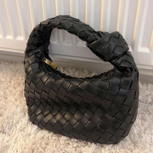 Bottega inspererad väska  - Trendig svart handväska med flätad design och knutdetalj på handtaget. Liknar Bottega och är i bra skick💞