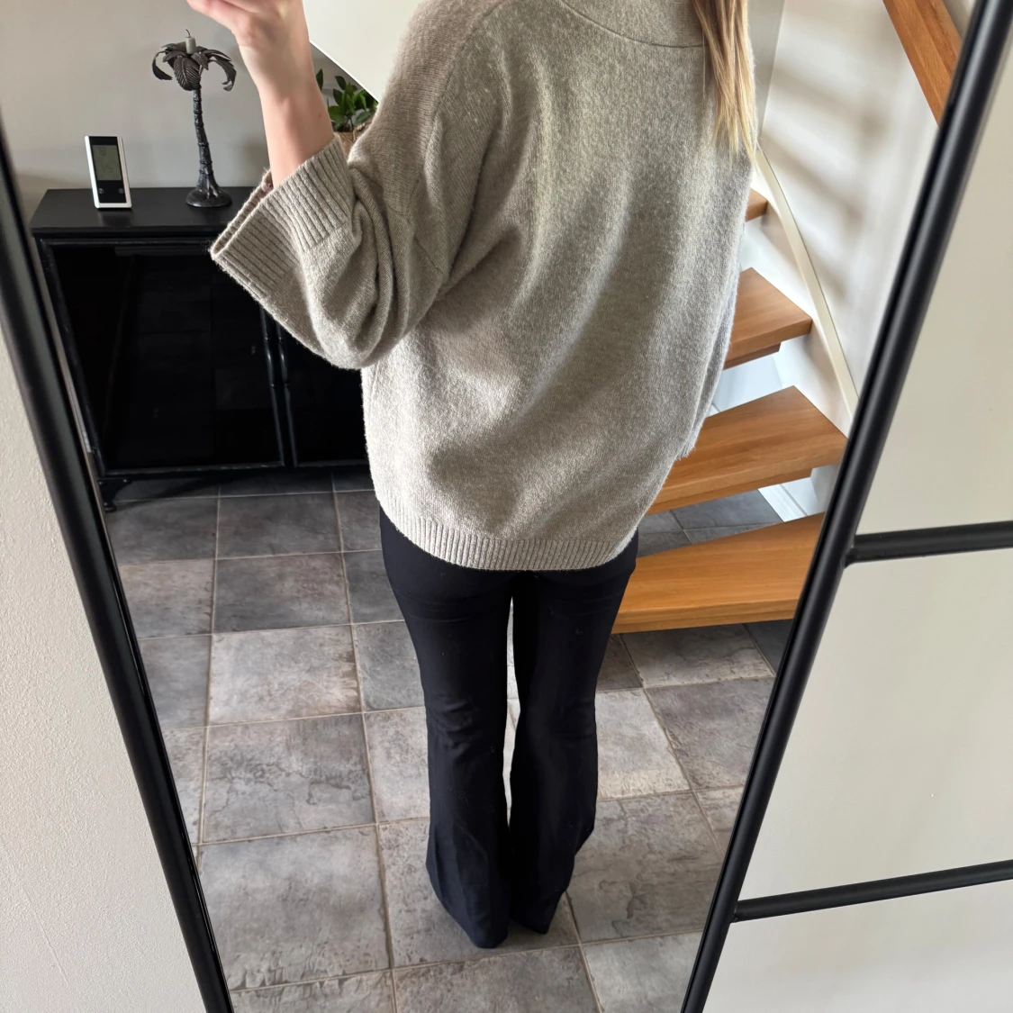 Beige stickad tröja med v-ringning - 3