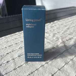 Living Proof Triple Bond Complex lyko - Living Proof Triple Bond Complex är en hårbehandling som stärker håret och gör det mer motståndskraftigt mot skador.Perfekt för dig som vill ha starkare och glansigare hår!! 45ml helt oanvänd!!❣️❣️❣️