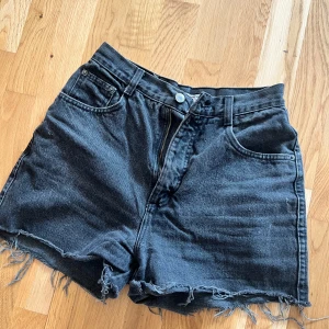 Svarta jeansshorts  - Svarta högmidjade jeansshorts jättefin passform