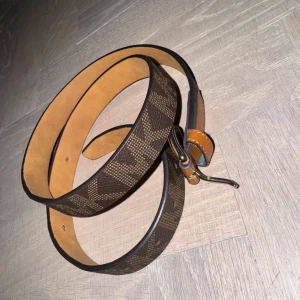Brunt mönstrat bälte med gulddetaljer - Från michael kors 