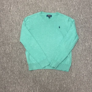 Grön tröja från Ralph Lauren - Säljer en snygg grön tröja från Ralph Lauren med v-ringning har aldrig använts nypris 1 500, pris kan diskuteras 