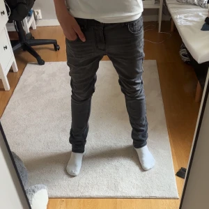 Levi’s jeans - Grå 512 Levi’s jeans i modellen slim taper. Storlek 16a (176cm) jag skulle säga W28 och L30