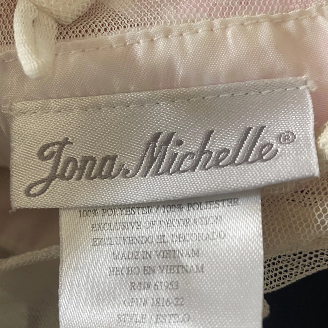 Pastellfärgad spetsklänning från Jona Michelle - 2