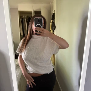 Vit topp/blus ifrån Zara - Vit topp/blus 