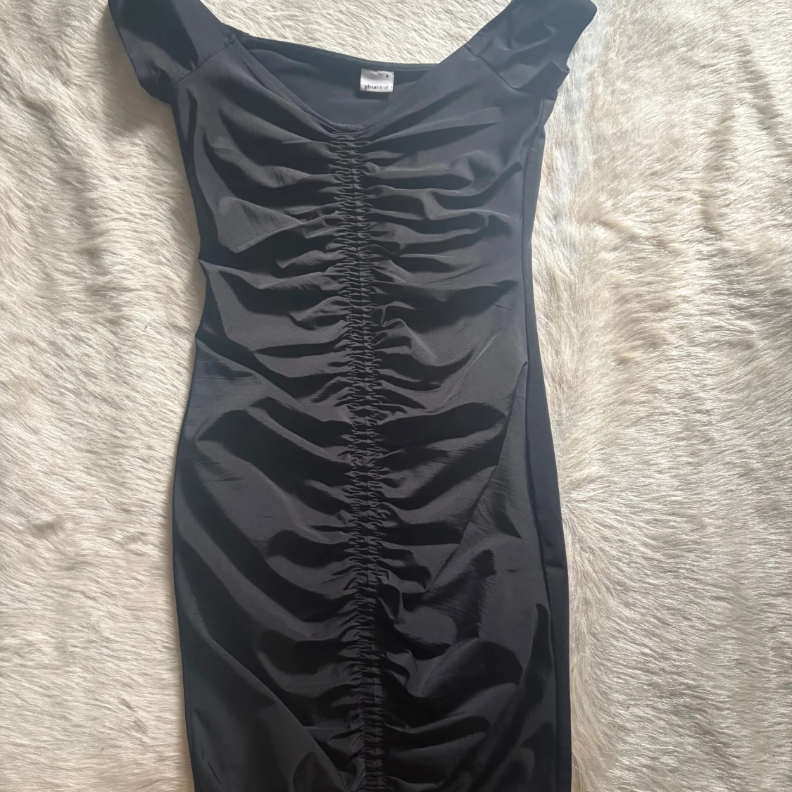 Svart tight klänning med rynkdetalj