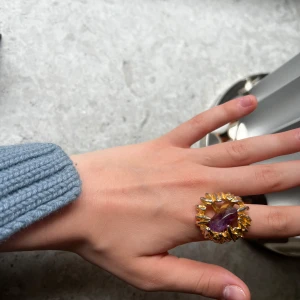 Guldring med lila sten - Säljer denna super snygga stjusterbar ring.