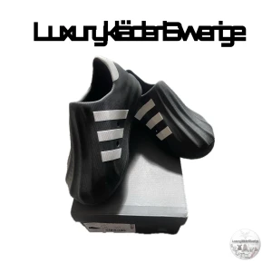Adidas Superstar Adifom  - Rare pair! Säljer ett par unika Adidas Superstar Mule i svart med vita ränder. Skorna har en futuristisk, ribbad design och är tillverkade i syntetmaterial. Perfekta för dig som vill sticka ut med en modern och sportig look. Storlek 38