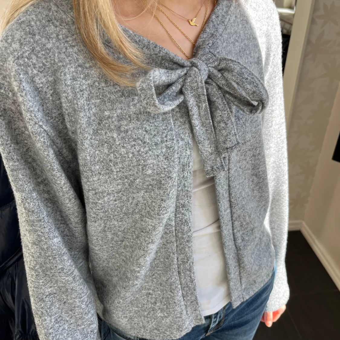 Grå kofta med rosettdetalj - 1