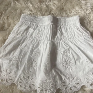 Vit broderad kjol från Zara - Supersöt vit kjol från Zara