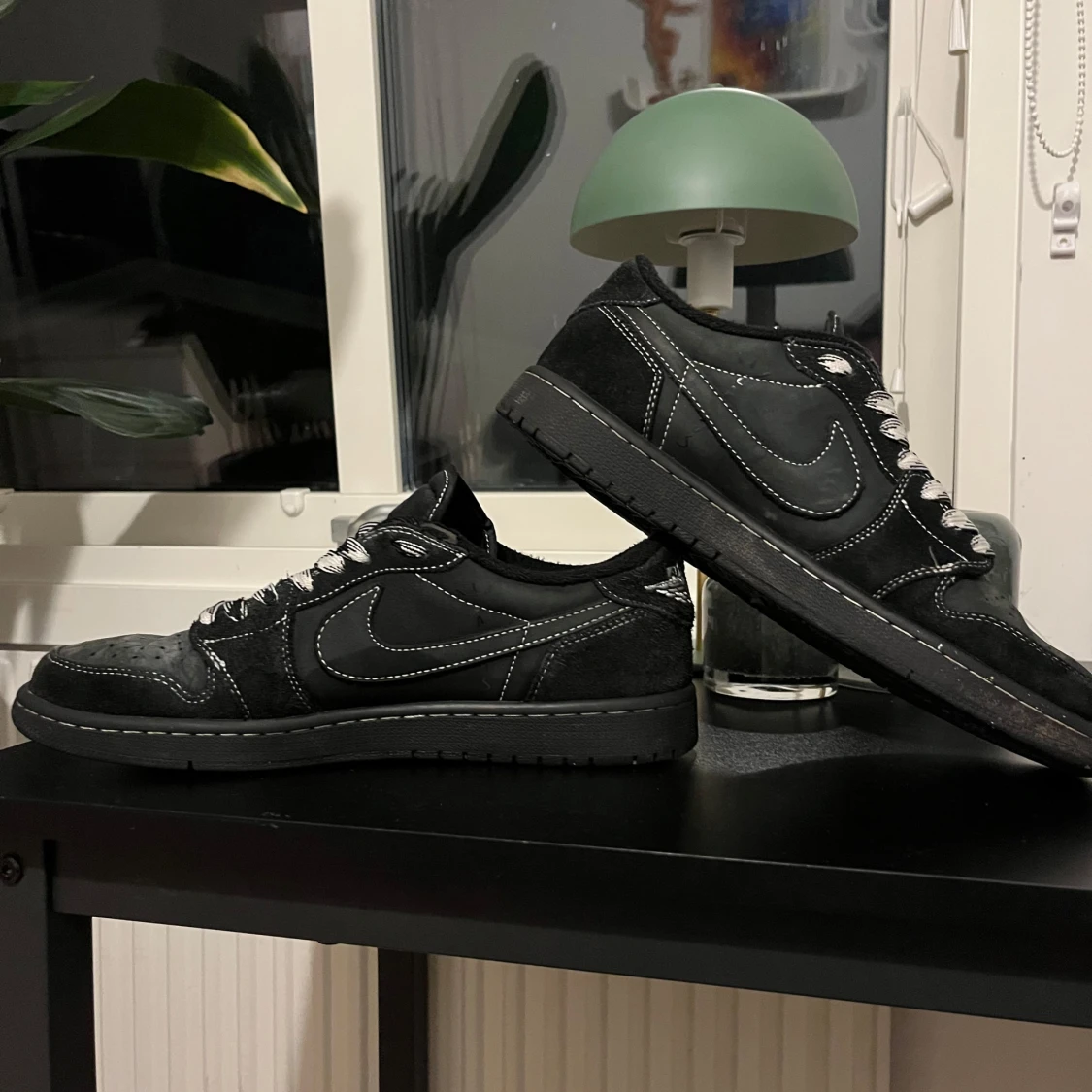 Svarta Nike sneakers med vit kontrastsöm - 2