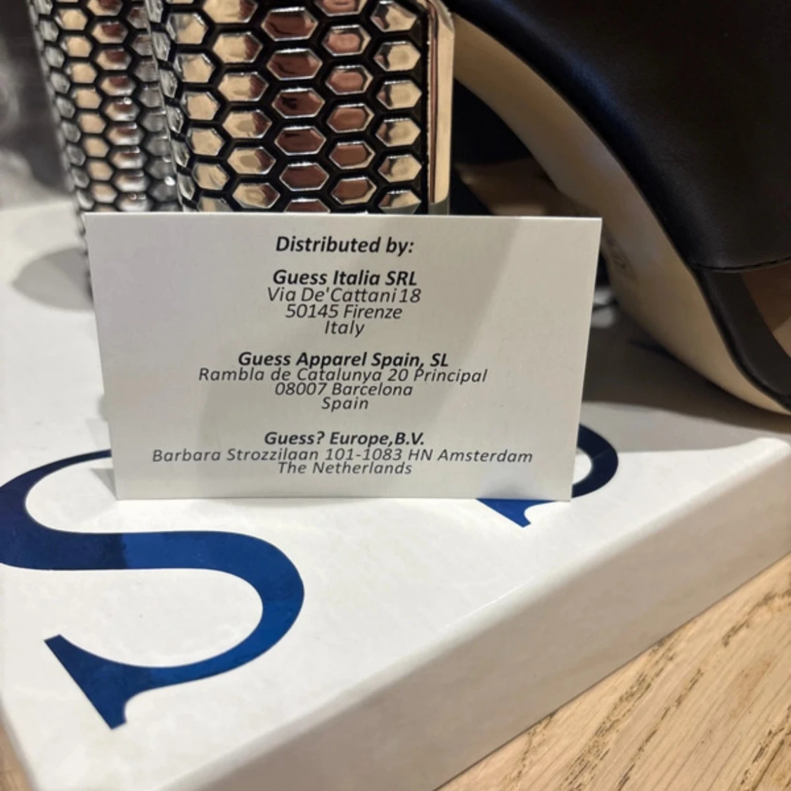 Svarta sandaler med klack från Guess - 4