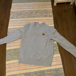 Morris tröja - Tjena! Här har du en riktig snygg crew neck som är perfekt till våren! Det är inga deftekter på den och är bara använda några gånger. Tveka inte på att fråga om det är något 😀
