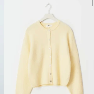 Ljusgul stickad kofta från Gina  - Så fin ljusgul stickad kofta från Gina med rund halsringning och knappar framtill. Helt slutsåld! 💛