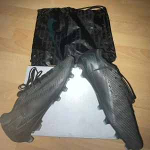 Nike mercurial vapor   - Säljer dessa Nike mercurial vapor 16 då de inte får någon användning längre. Skorna är lite slitna längst fram vid tårna men annars funkar dom som nya. Påse och original kartong medföljer. Storlek 43.