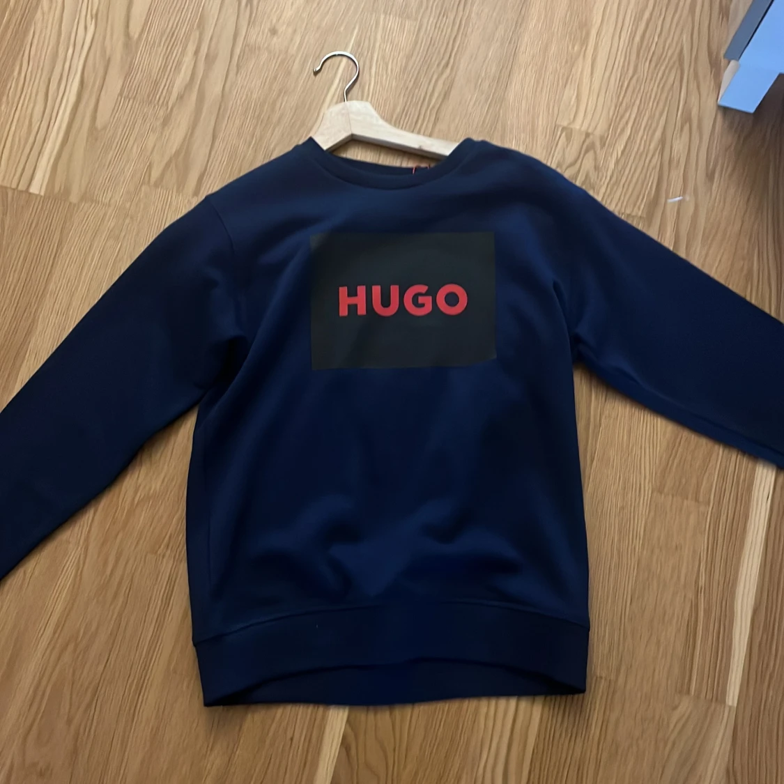 Mörkblå sweatshirt från Hugo